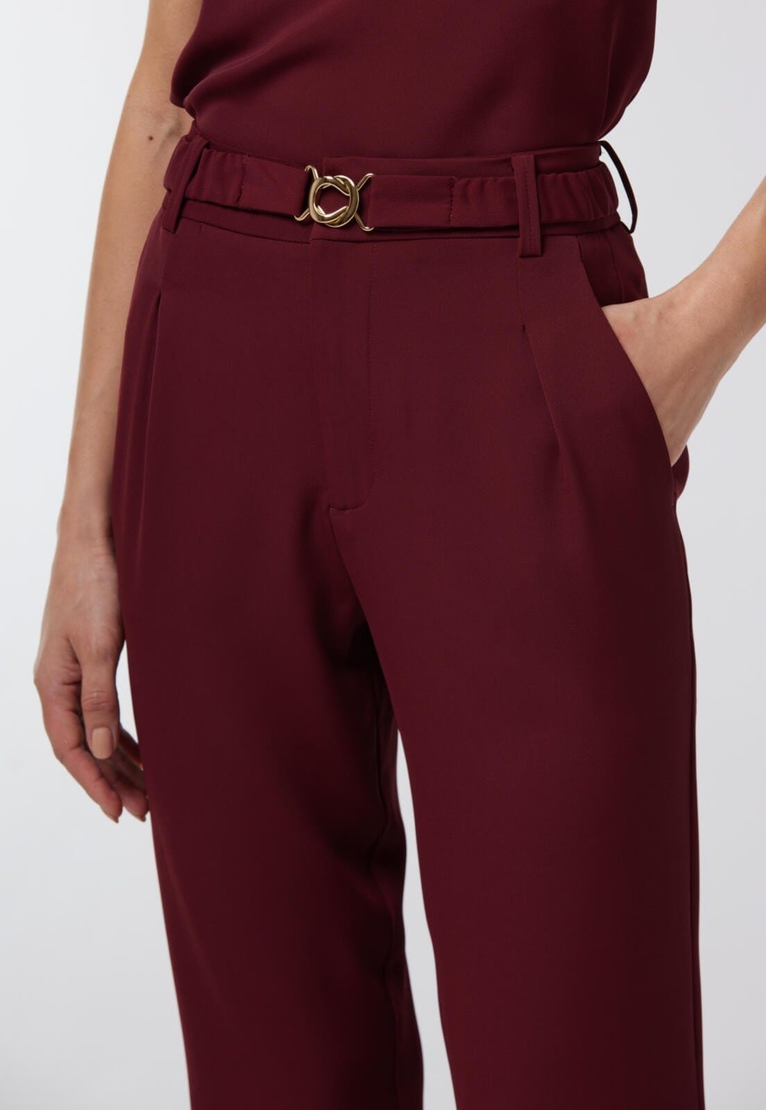 Vista 2 Calça Alfaiataria Traymon Com Cinto Sauvignon Traymon vermelho