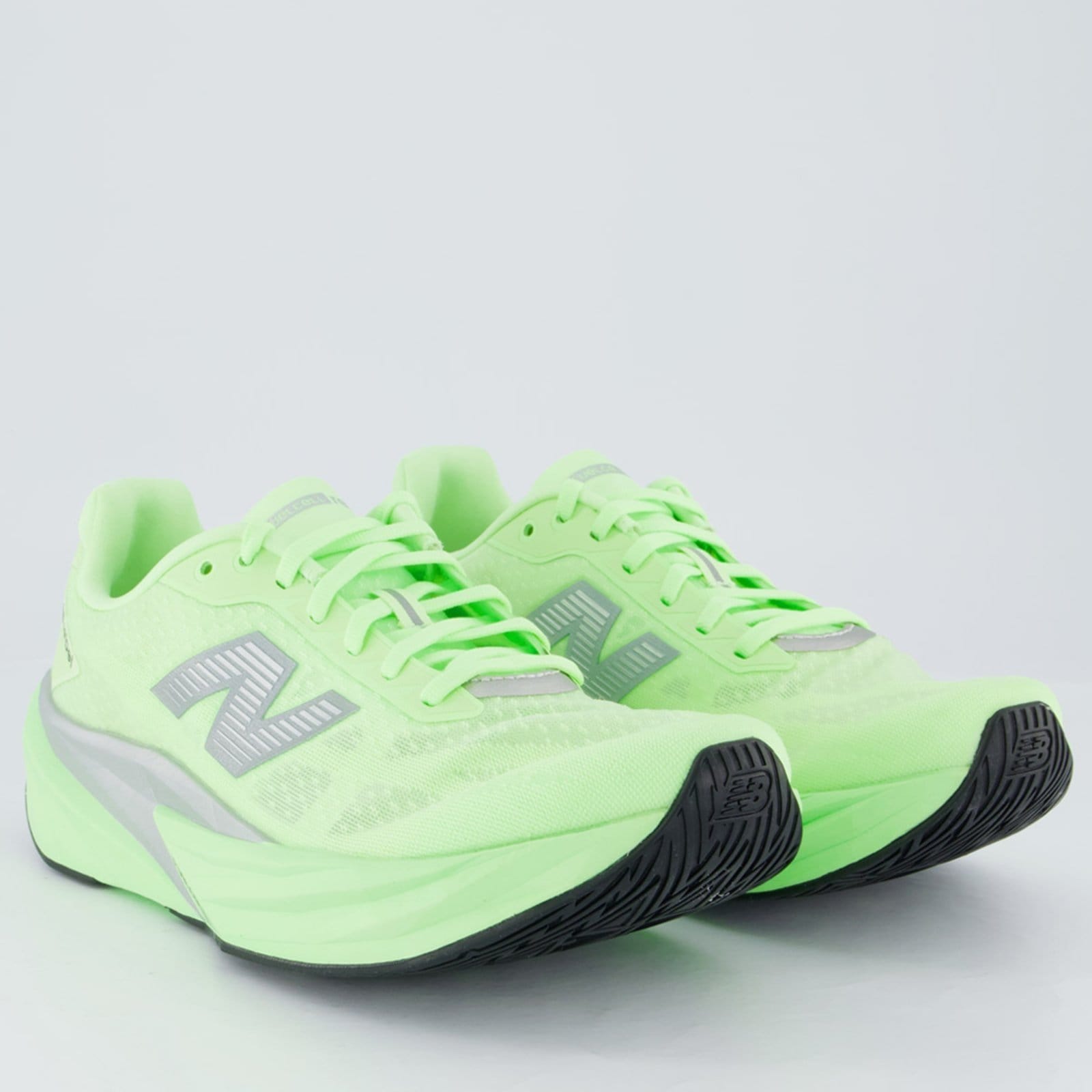 Vista 2 Tênis New Balance Fuelcell Rebel V5 e Prata New Balance verde
