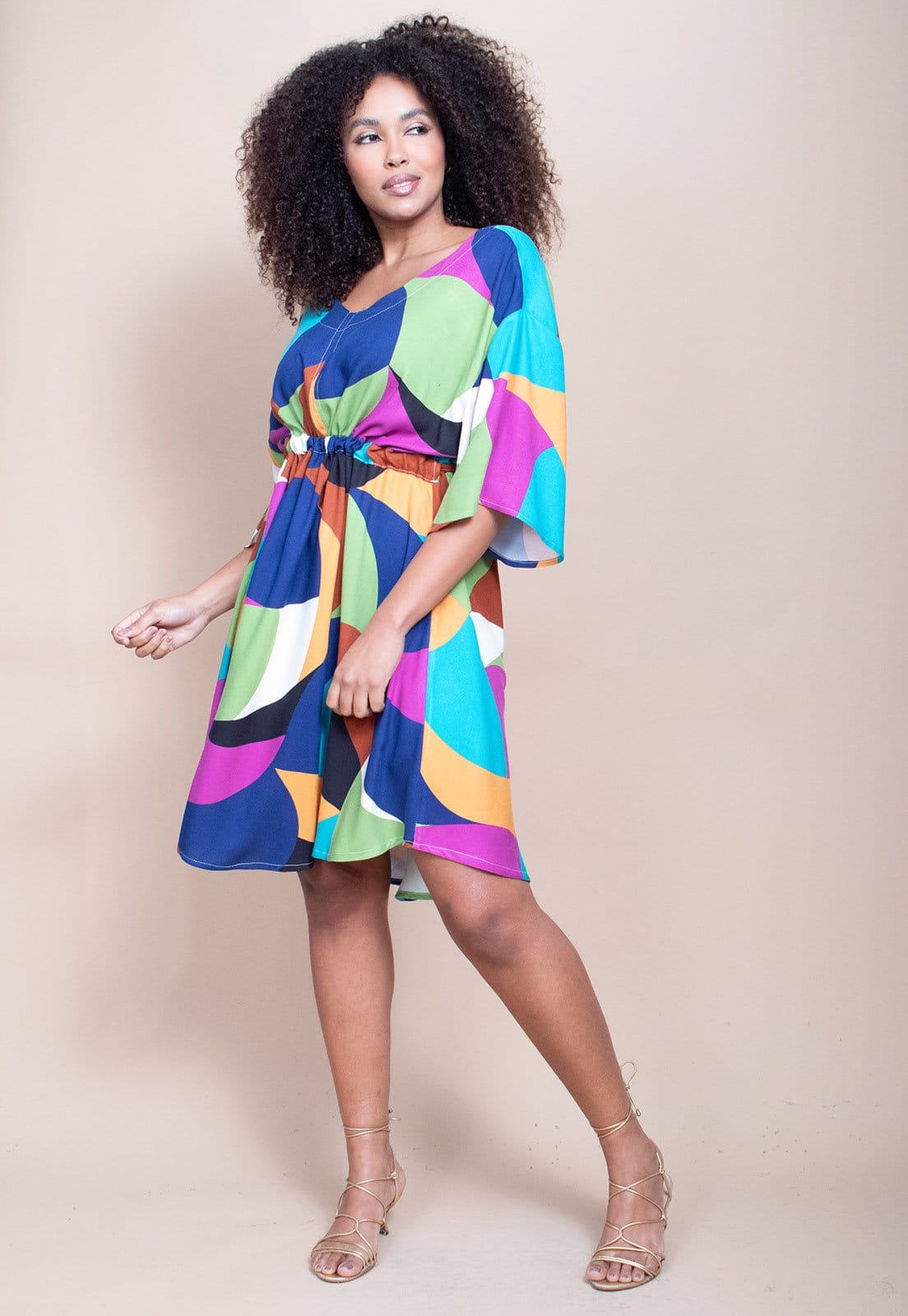 Vista 2 Vestido Curto CabanaFree Caaxixá Viscose com Cordão na Cintura Estampa Jardim Cabanafree azul/estampado/marrom/roxo azul