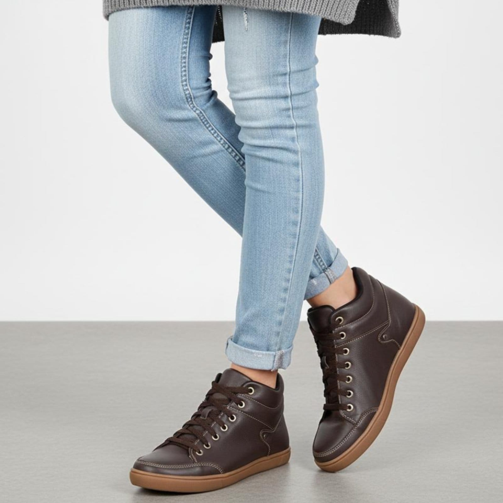 Vista 2 Bota Botinha Feminina Café Sem Salto Comfort ROMEU E JULIETA SHOES marrom