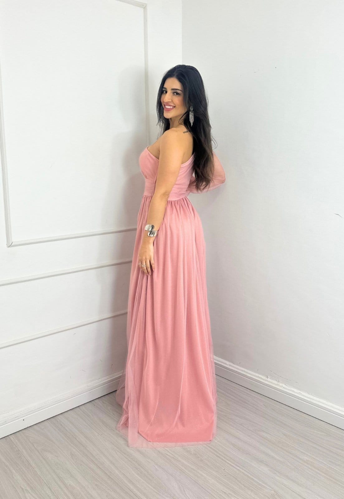 Vista 2 Vestido Longo de Festa Madrinhas Micro Tule Com uma Manga Transparente Claudiely Cia do Vestido rosa