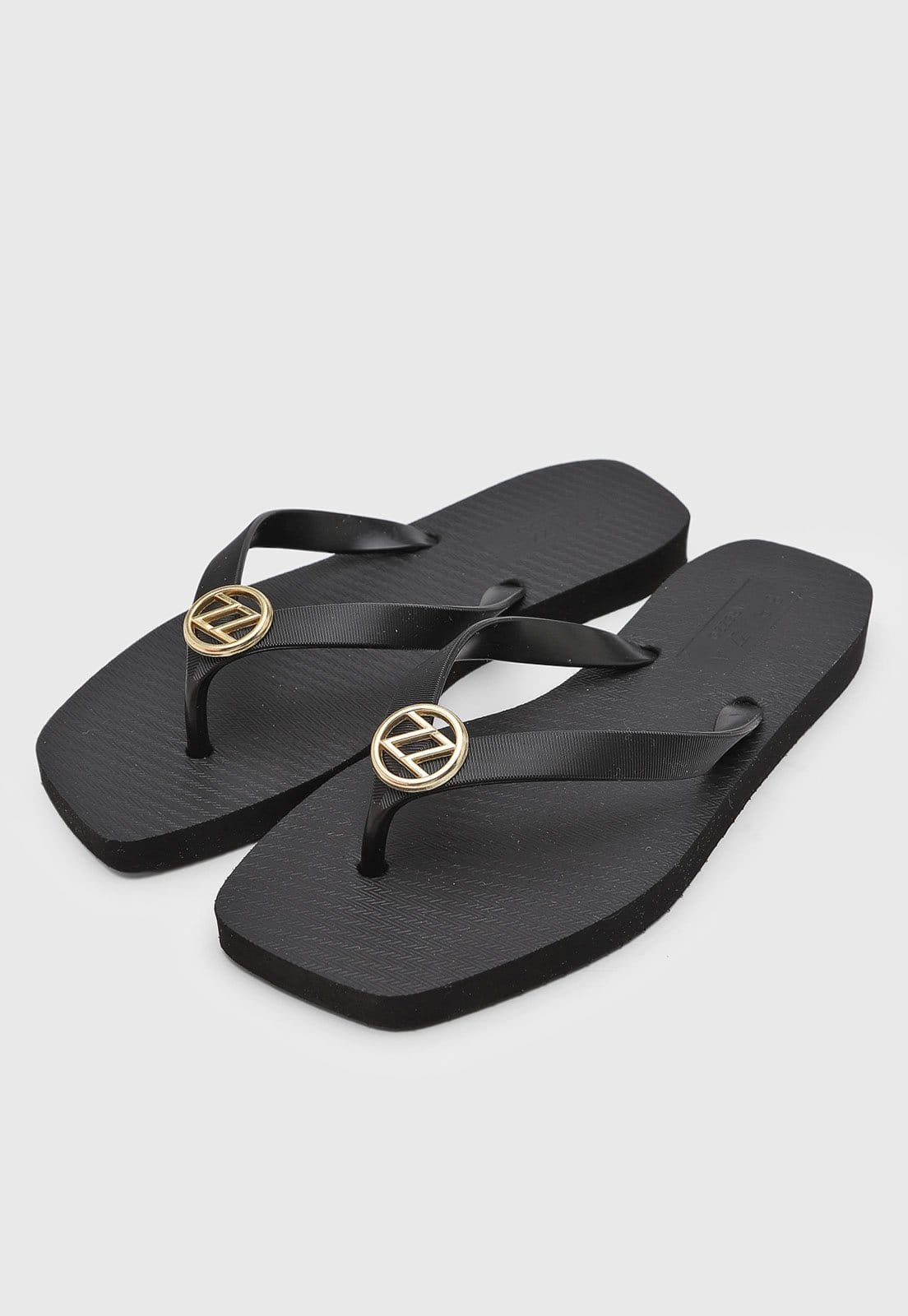 Vista 2 Chinelo Dedo Feminino Brizza Arezzo Monograma Brizza Arezzo preto