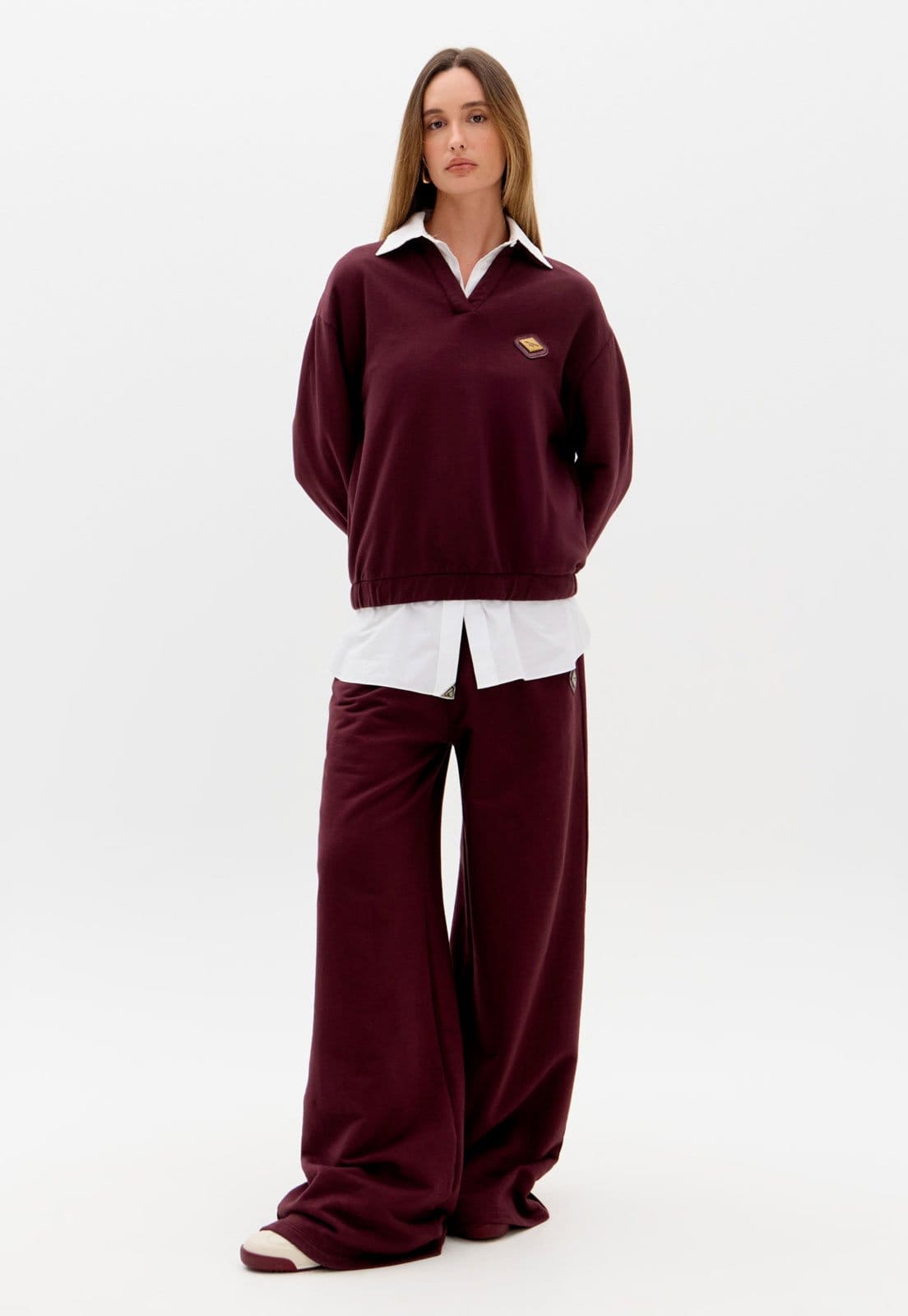 Vista 2 Blusa de Moletom Feminina Lança Perfume Gola Chemise Lança Perfume vinho