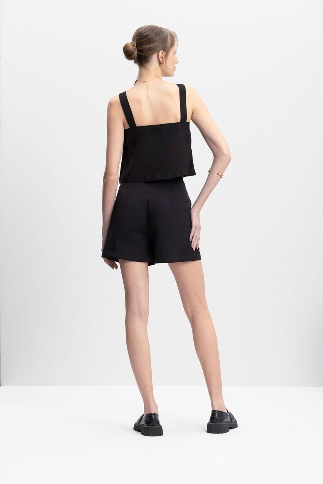 Vista 2 Shorts feminino em alfaiataria Essendi Essendi preto