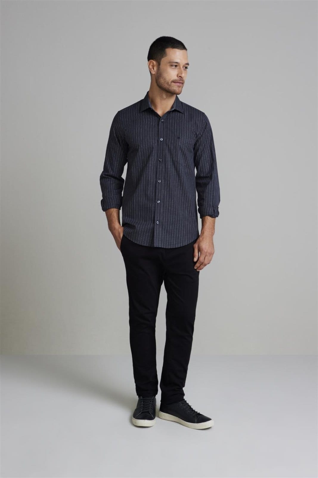 Vista 2 HIGHSTIL Camisa com Bolso Slim Fit Listrada HIGHSTIL preto