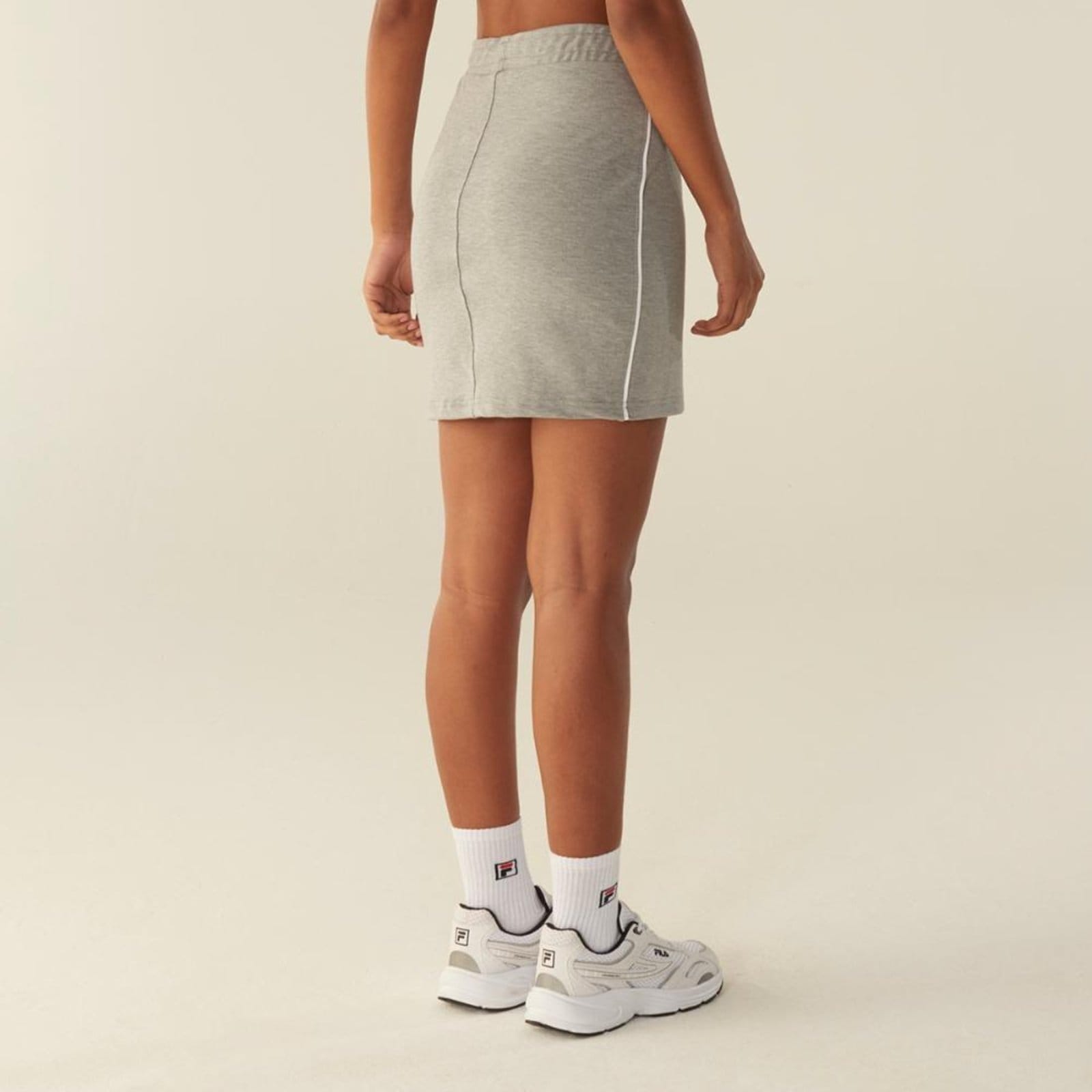 Vista 2 Saia Fila Life Core Feminina Fila cinza