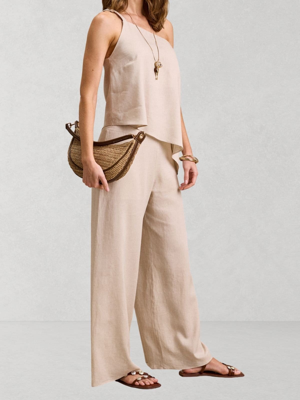 Vista 2 Calça Via Lessa Cozani Modelagem Reta em Linho Natural Via Lessa bege natural