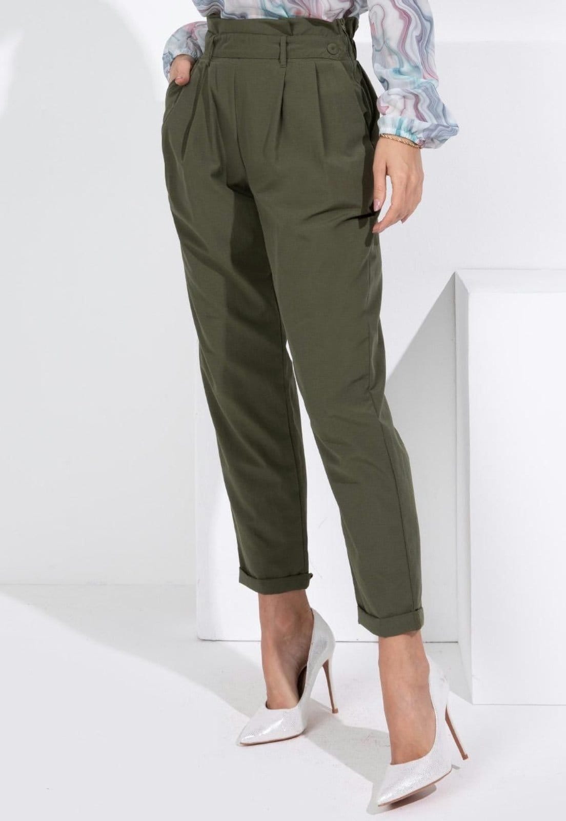 Calça Com Pregas E Bolsos