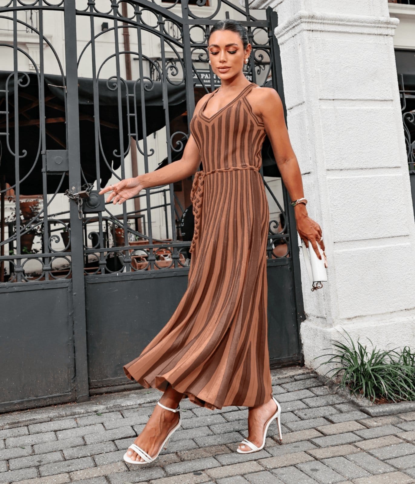 Vestido Cherry Line Midi Alça Decote Tricô Canelado Cinto Trançado Listrado