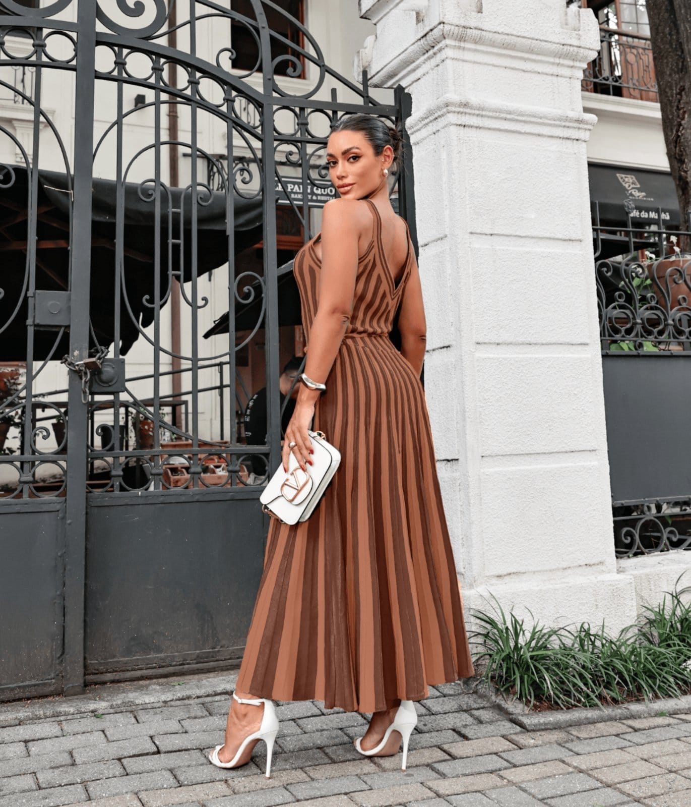 Vista 2 Vestido Cherry Line Midi Alça Decote Tricô Canelado Cinto Trançado Listrado Cherry Line marrom