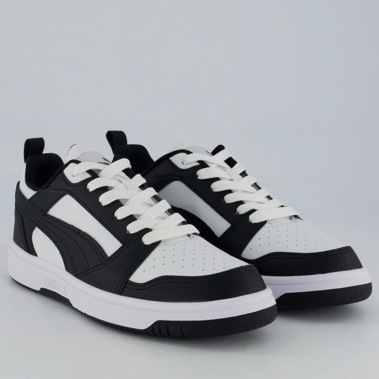 Vista 2 Tênis Puma Rebound V6 Low Preto e Puma branco