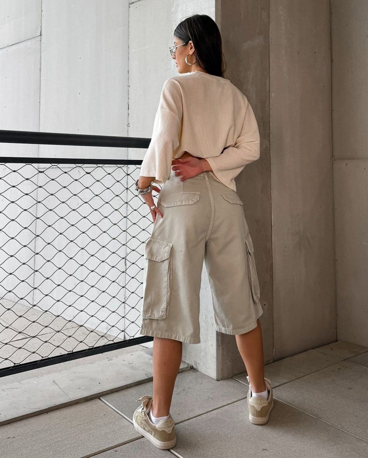 Vista 2 Jorts Jeans Cargo Feminino com Lapela 25127 Areia Consciência bege