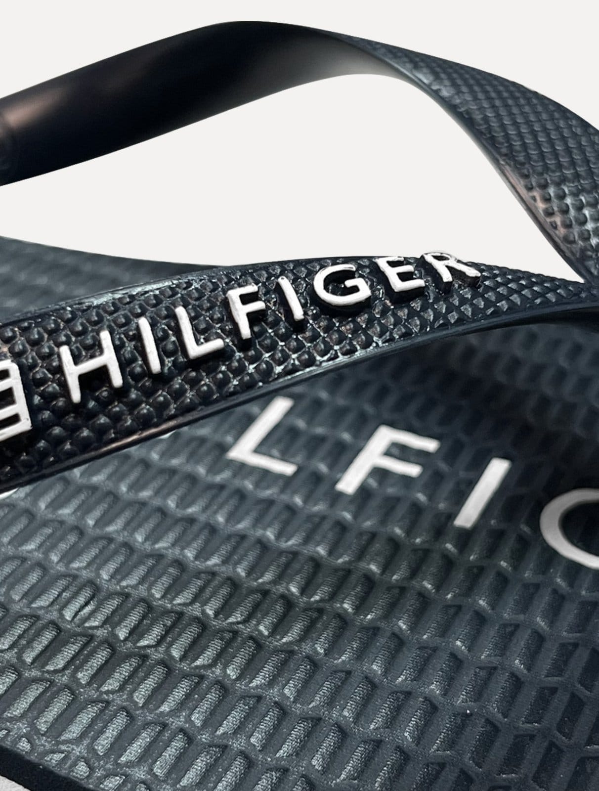 Vista 2 Chinelo Tommy Hilfiger Masculino Rubber Texture Strip Simon 34R Marinho Tommy Hilfiger vermelho