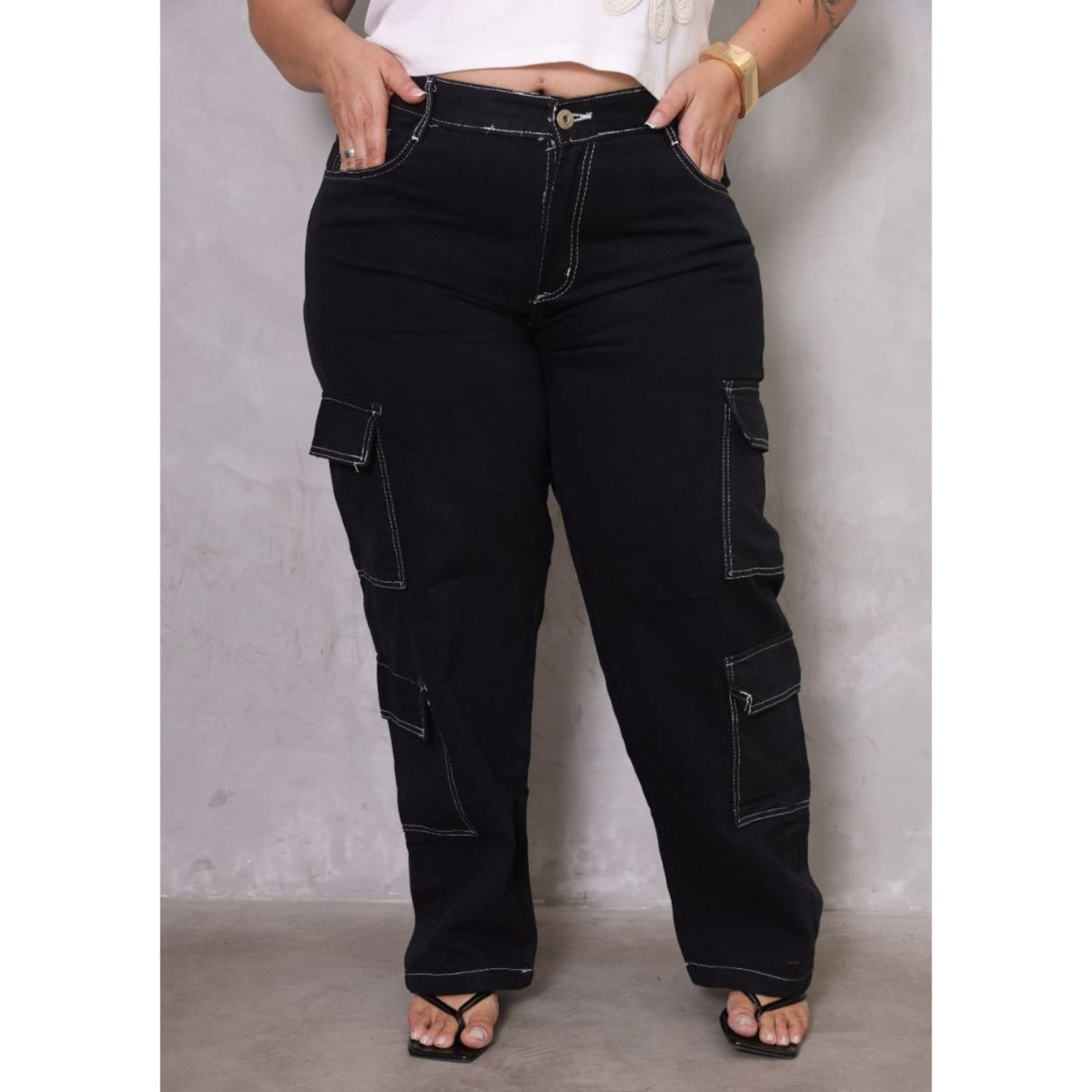 Calça Cargo Feminina Plus Size Preta Sarja com Costura Branca Jeans Loka 4 Bolsos Laterais