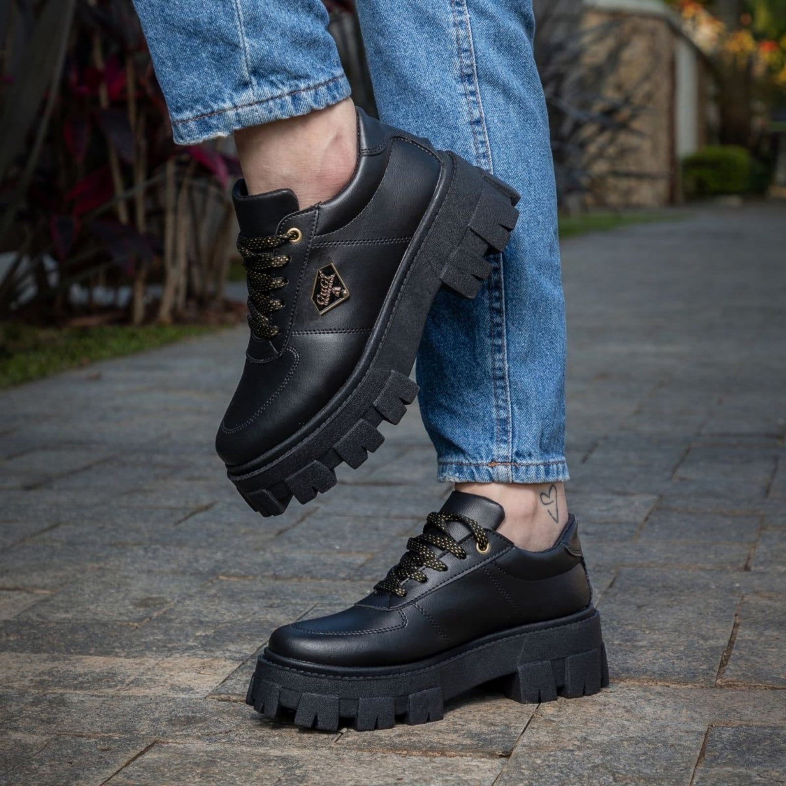 Vista 2 Sapato Feminino Oxford Tratorado GuGi Moderno Com Salto Grosso Quadrado Robusto Gugi preto