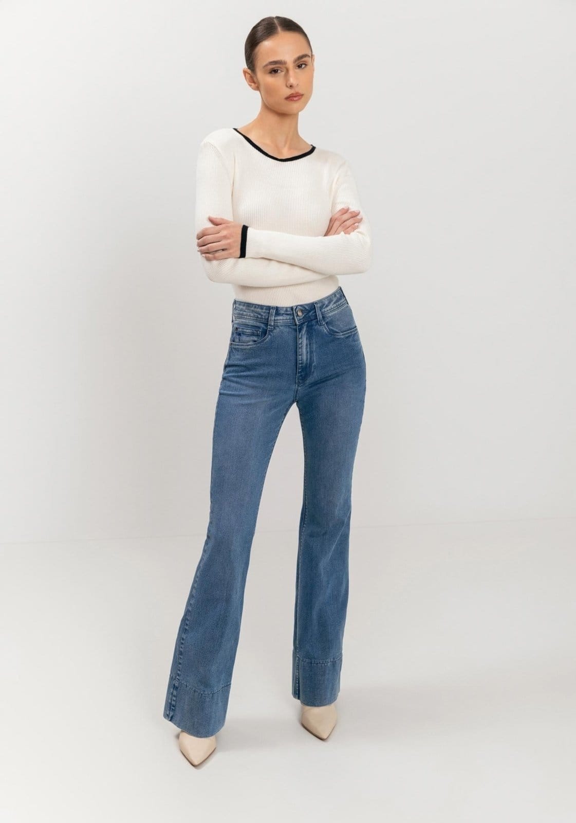 Calça Jeans Flare Com Cintura Alta E Bolsos Funcionais