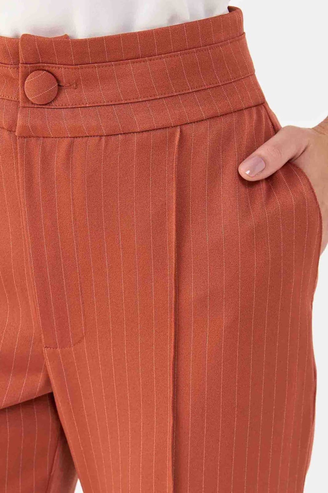 Vista principal Calça PKS Alfaiataria Risca Giz Terracota PKS caramelo