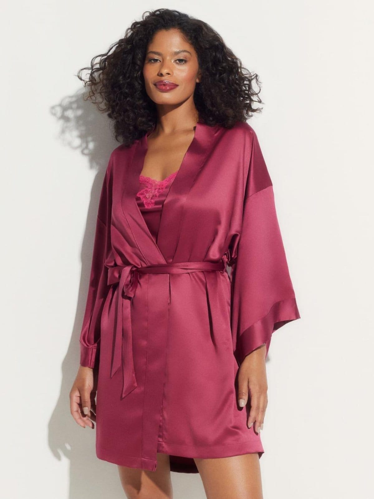 Vista 2 Robe Curto Manga Longa Cetim Bella Luna Sangria Loungerie incolor