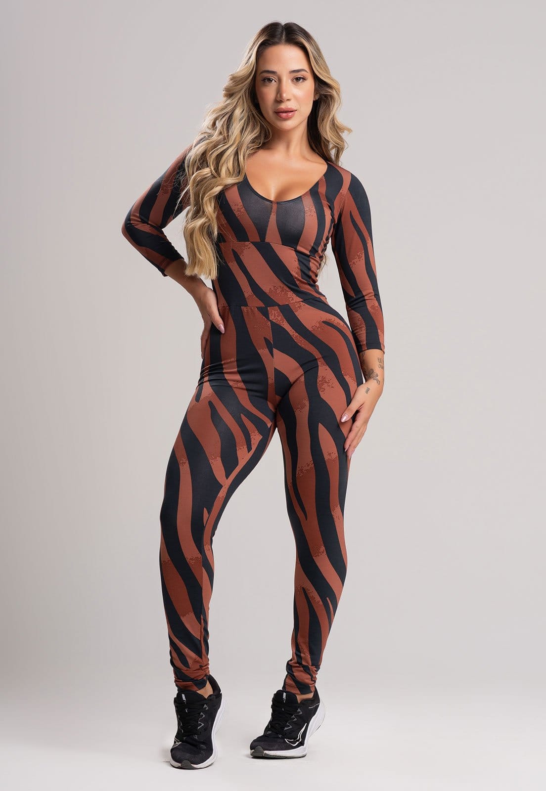 Vista 2 Macacão Longo MVB Modas Manga 3/4 Costa Fechada Suplex Safari Mvb Modas estampado/marrom/multicolorido/preto