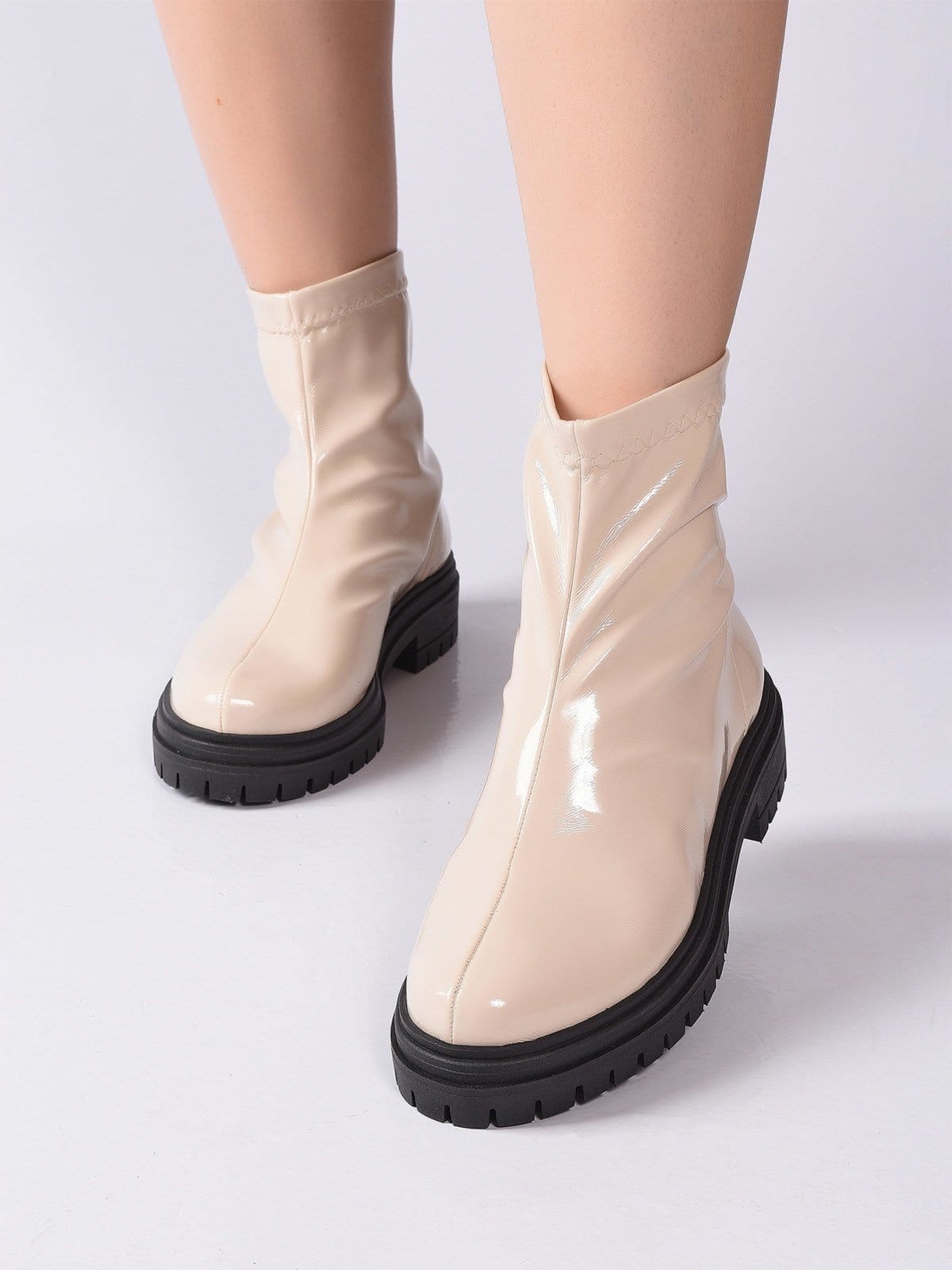Vista 2 Bota Off White Verniz Solado Tratorado Grosso Salook off-white white