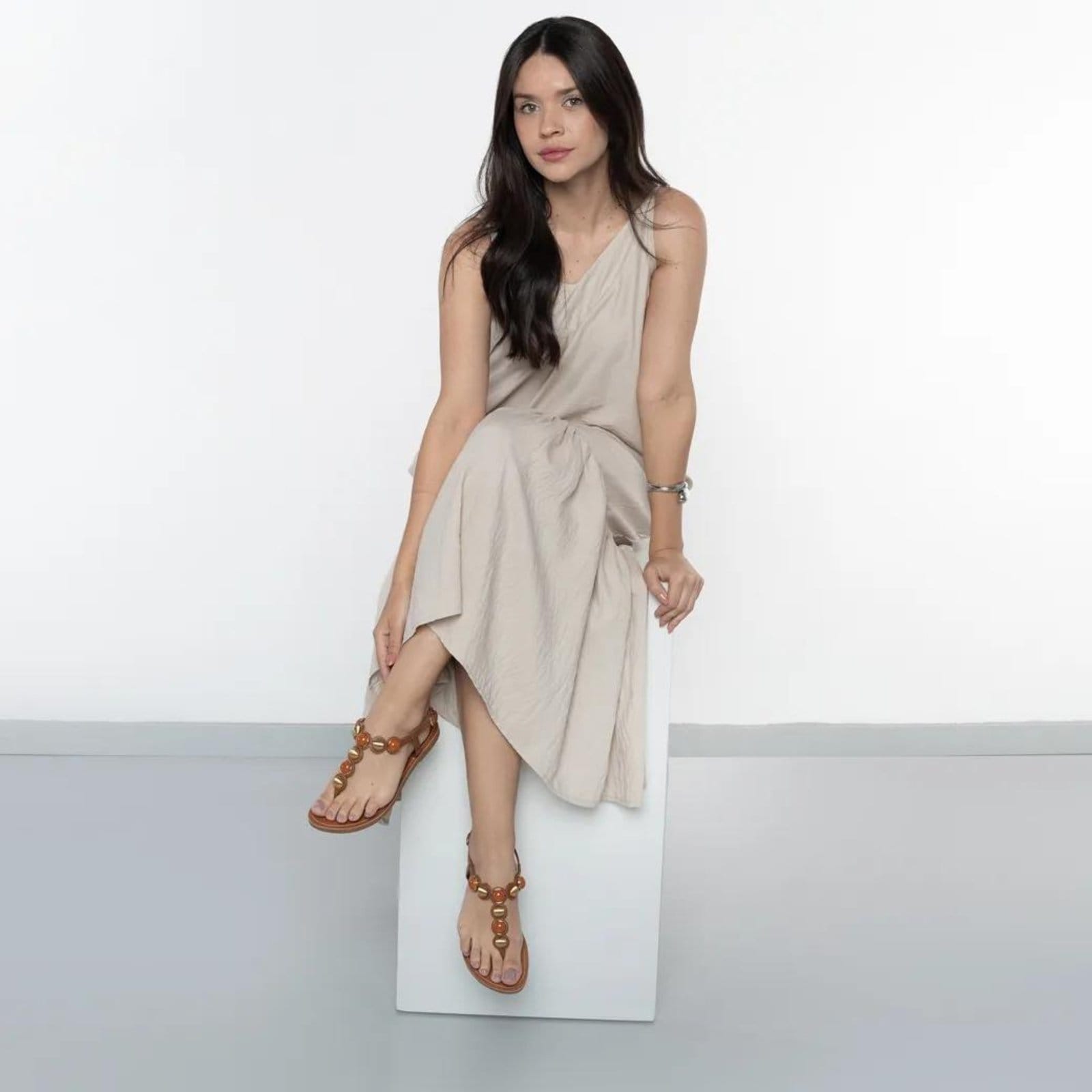 Vista 2 Sandália M Shuz Rasteira Detalhes Feminina M Shuz marrom