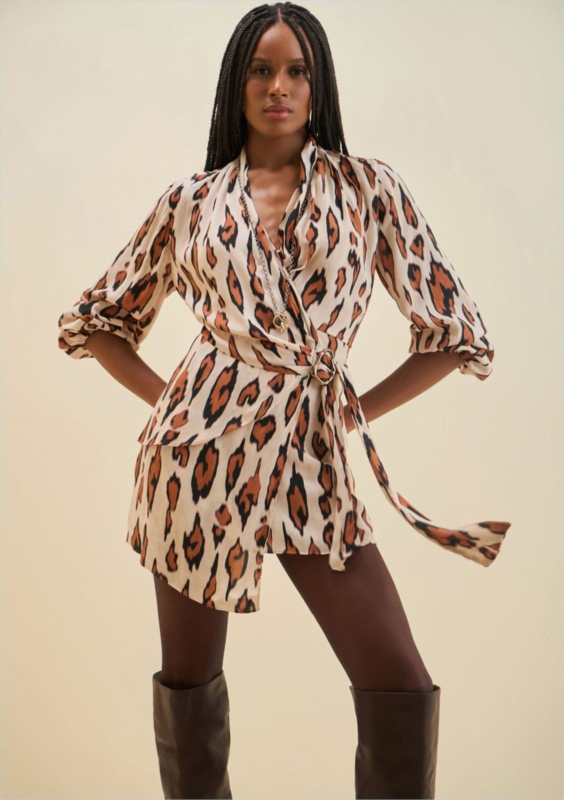 Vestido Morena Rosa Solto Decote Transpassado Manga Longa Curto Bege