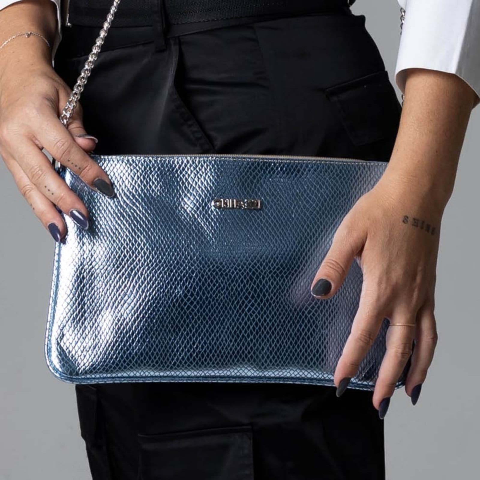 Bolsa Clutch Transversal em Couro Griffazzi Sky