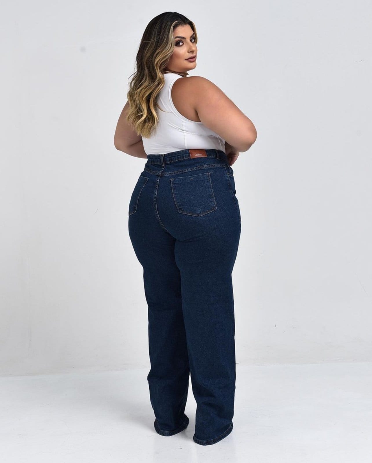 Vista 2 Calça Wide Leg Plus Size Feminina Cintura Alta Básica 28006 Escura Consciência jeans