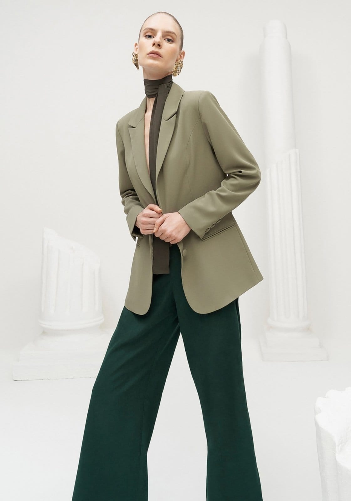 Vista 2 Calça Reta Alfaiataria em Tecido Aveludado Lez a Lez verde