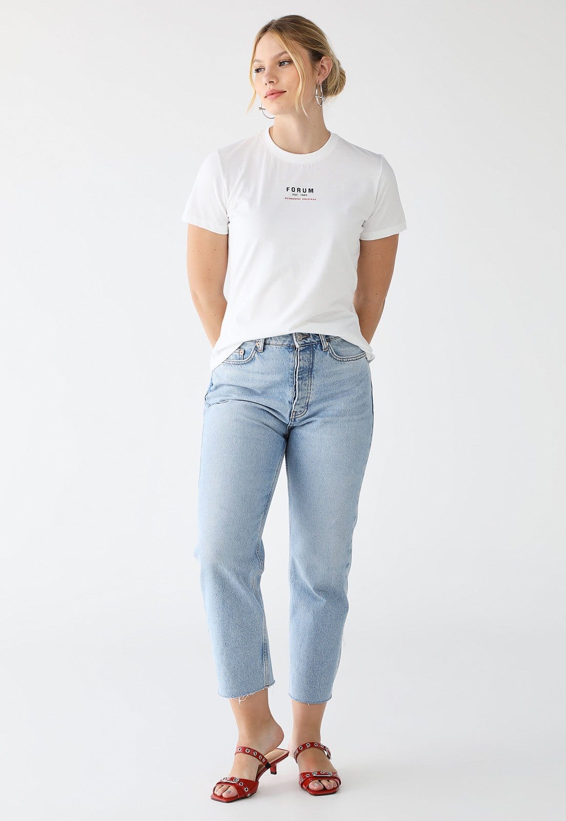 Vista 2 Camiseta Forum Slim Logo Off-White Forum off-white white