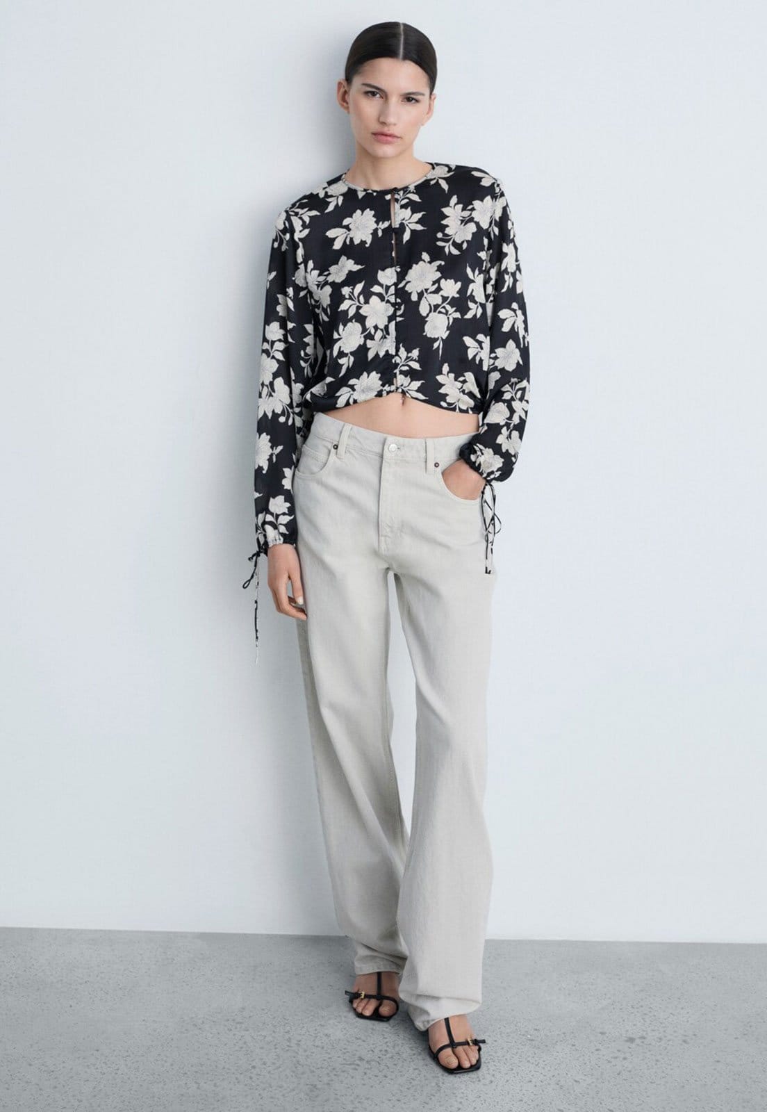 Vista 2 Camisa Cropped Mango Reta Savage Preta Mango floral