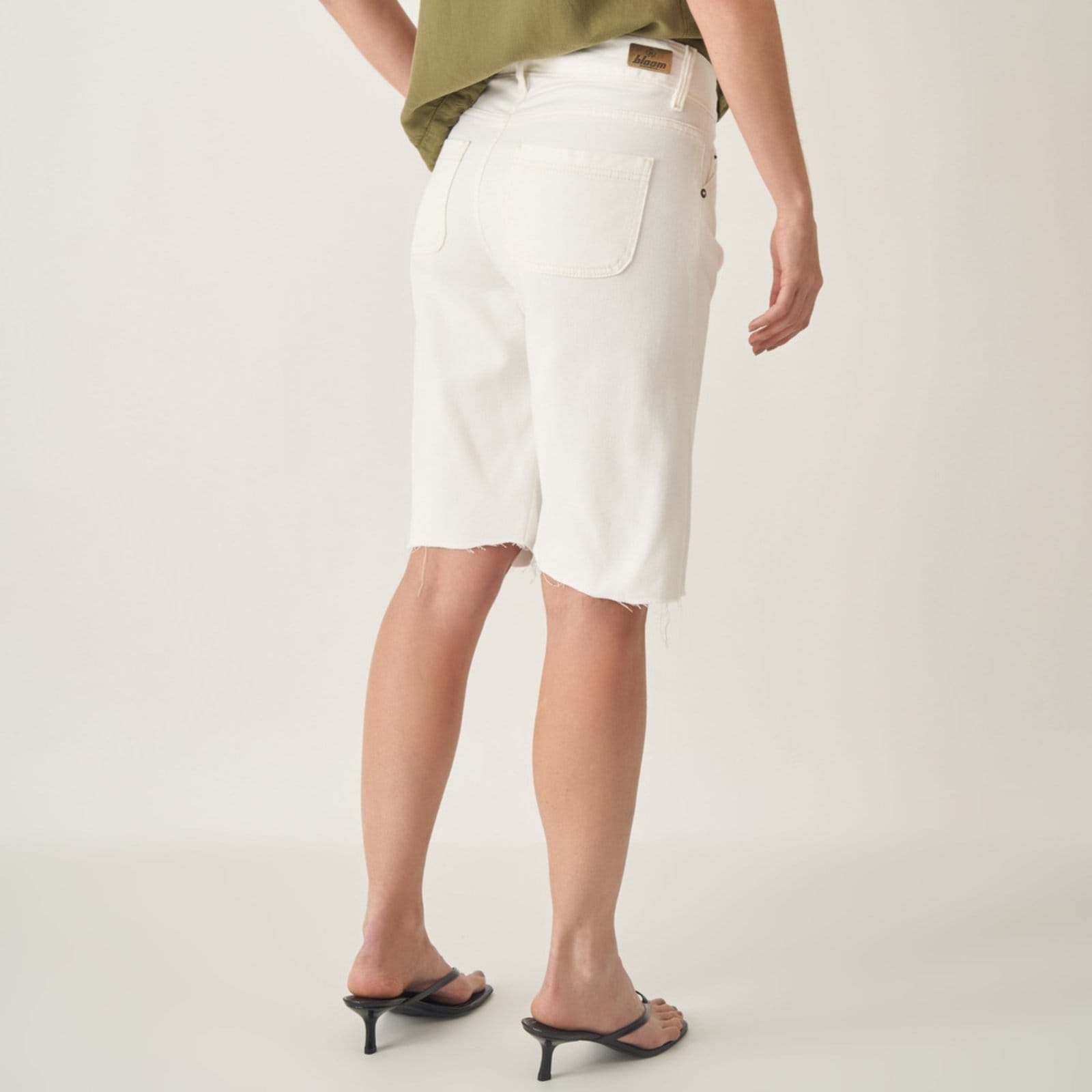 Vista 2 Bermuda Jeans Color Alongada com Bolso-Faca Bloom nude