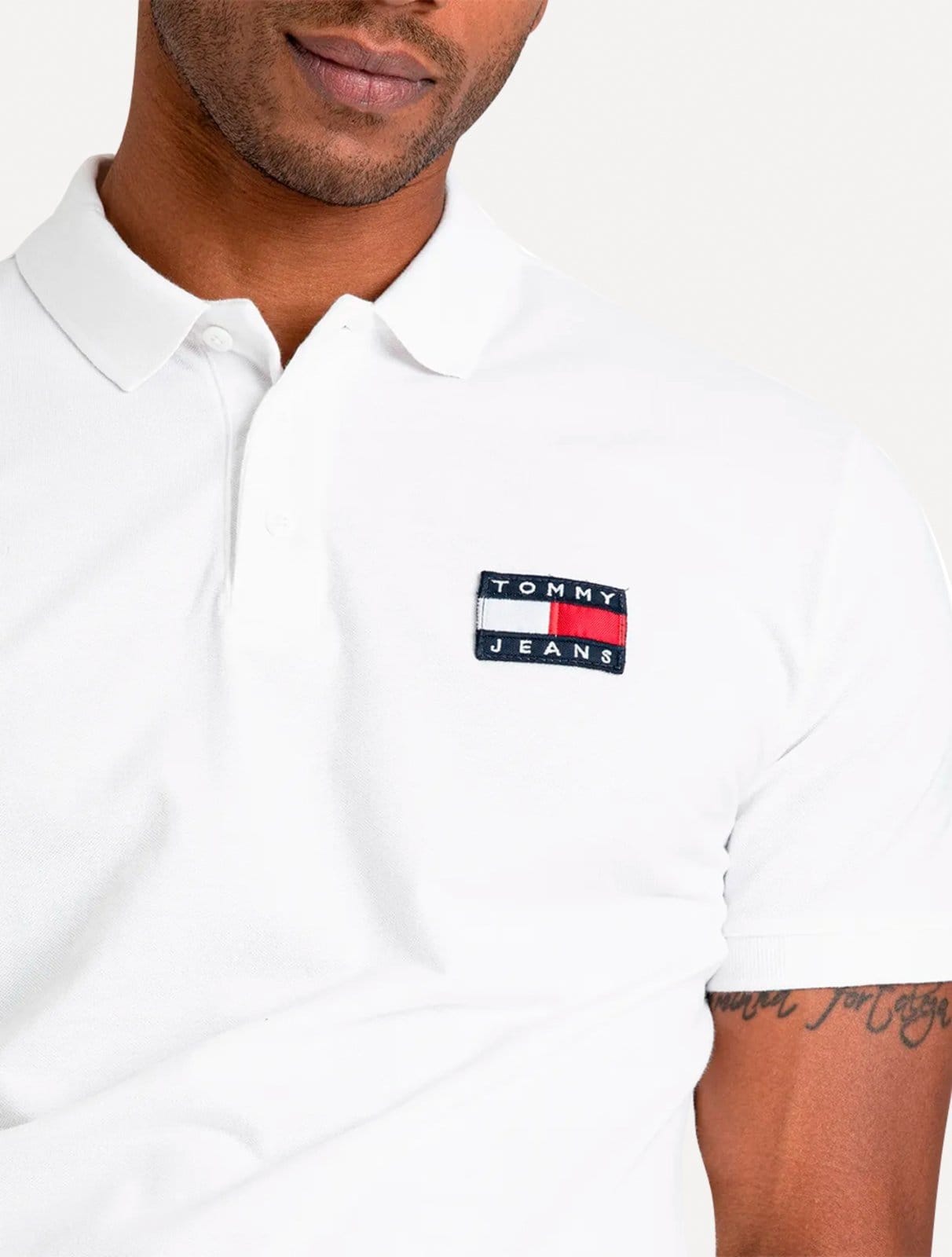 Vista 2 Polo Tommy Jeans Masculina Regular Classic Flag Badge Branca Tommy Jeans branco