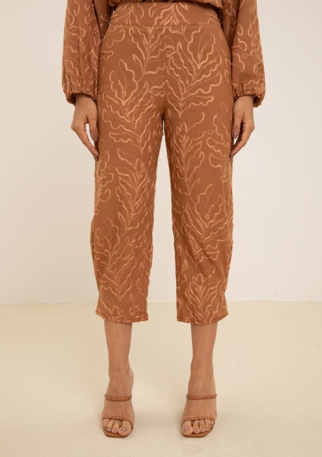 Vista 2 Calça Maria Valentina Cargo Alta Maria Valentina marrom