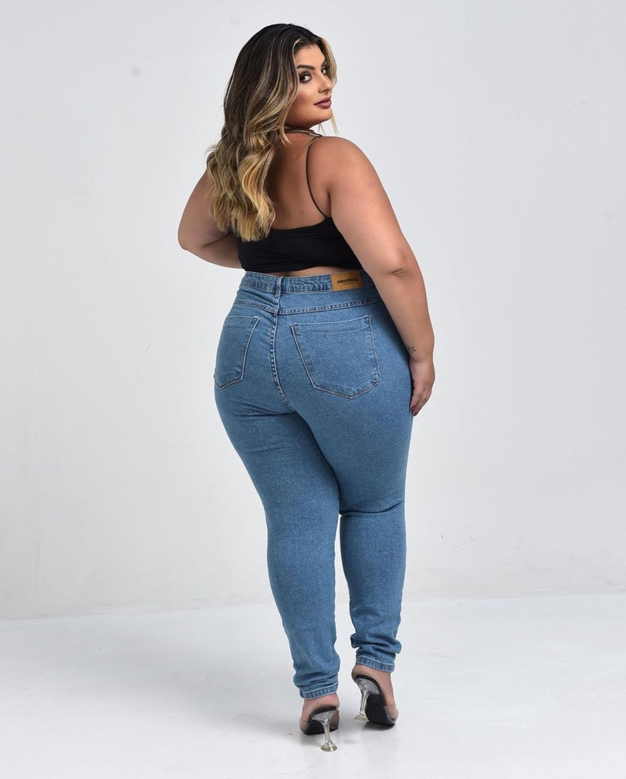 Vista 2 Calça Feminina Mom Plus Size Básica com Elastano 00229 Média Consciência jeans