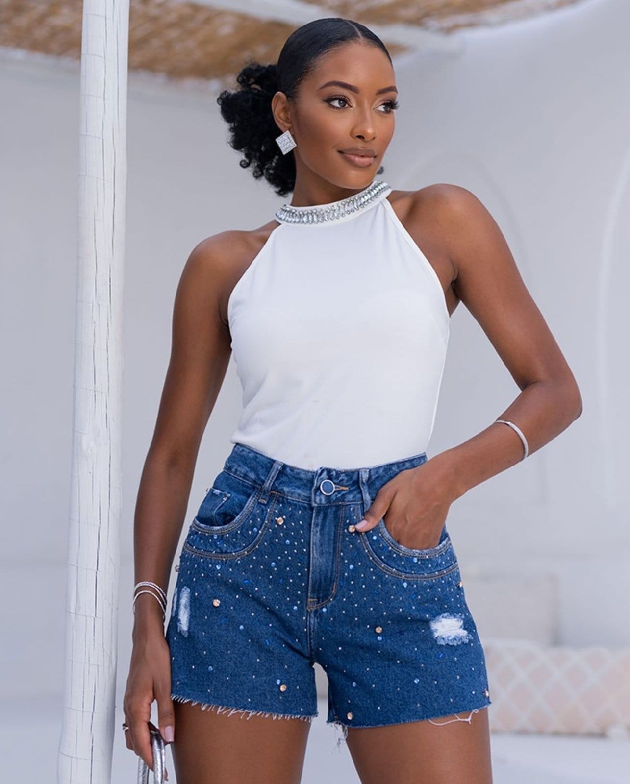 Shorts Boyfriend Feminino Cintura Média Detalhe Aplicação 23799 Escura