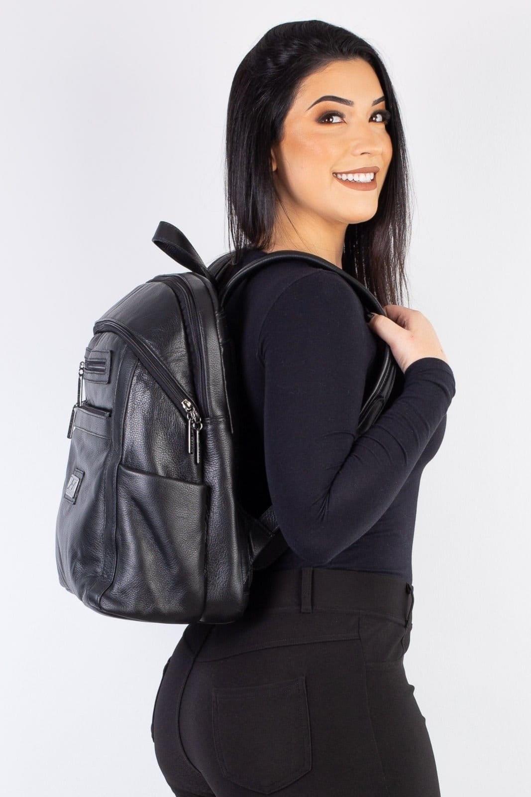 Vista 2 Mochila grande de couro liso metais grafite Marcela Andrea Vinci preto