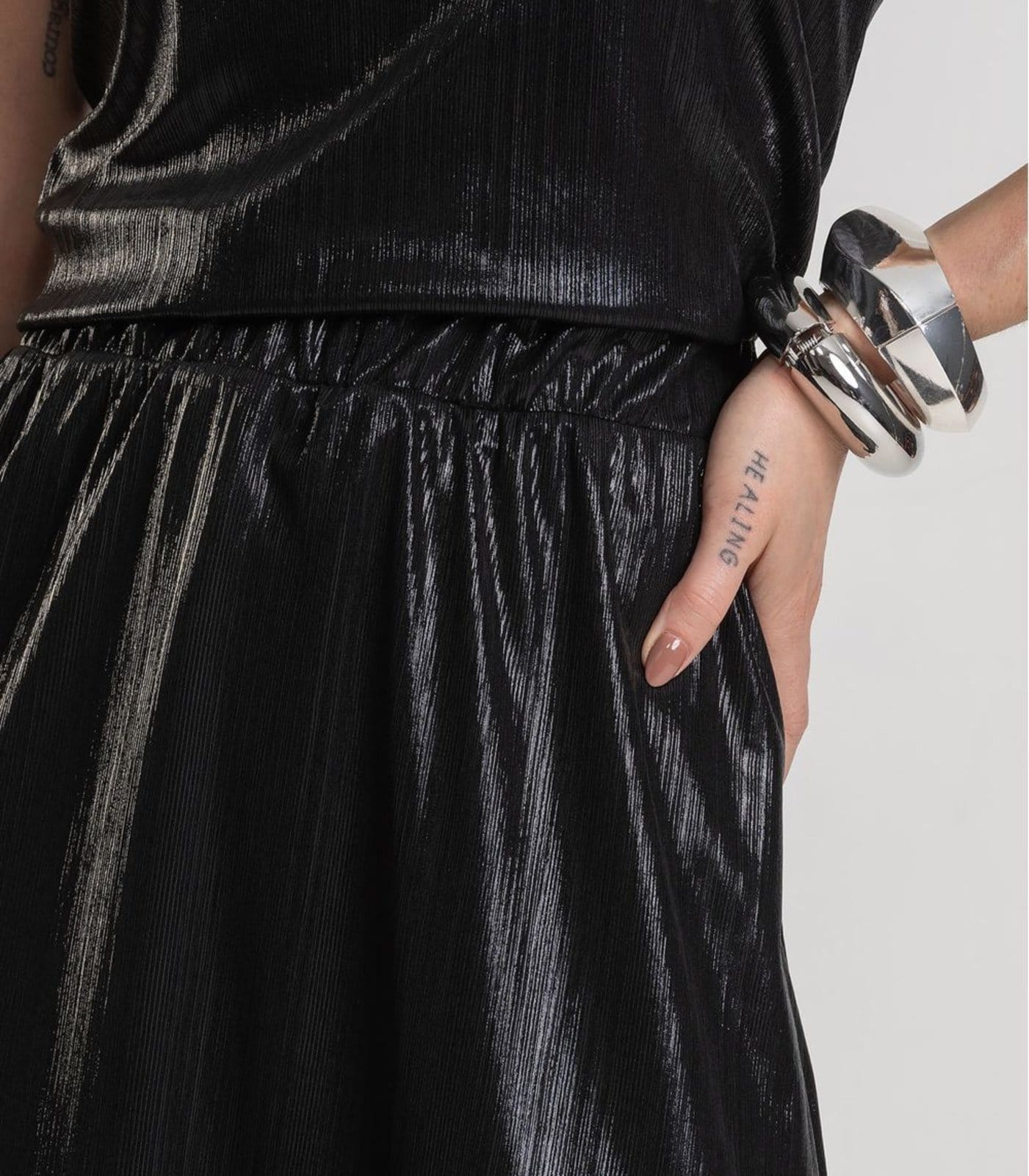 Vista 2 Saia Feminina Midi Plissada Dianna Dianna preto