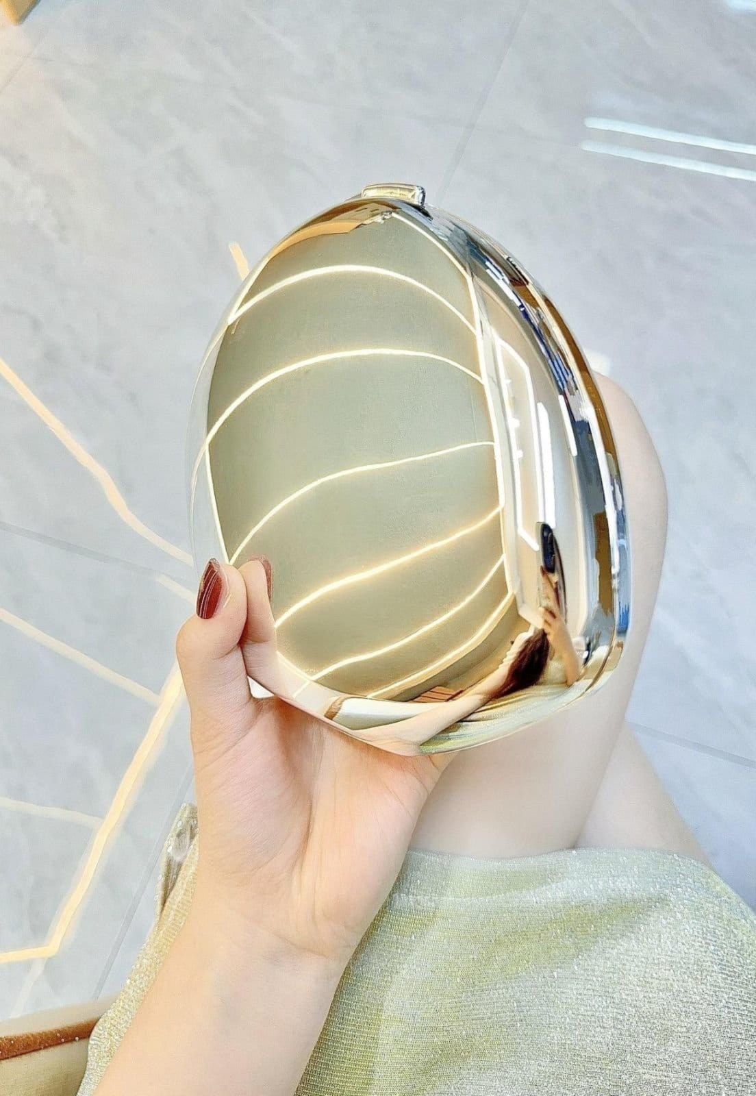 Vista 2 Bolsa Clutch Festa Metalizada Organic Elegante Za.ra Cia do Vestido dourado