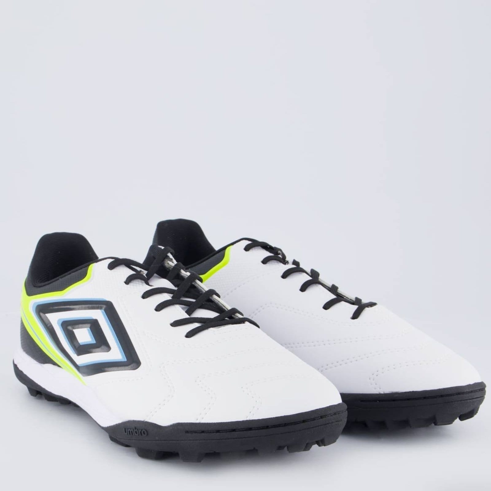 Vista 2 Chuteira Umbro Adamant Master Class Club Society Branca e Verde Umbro branco verde