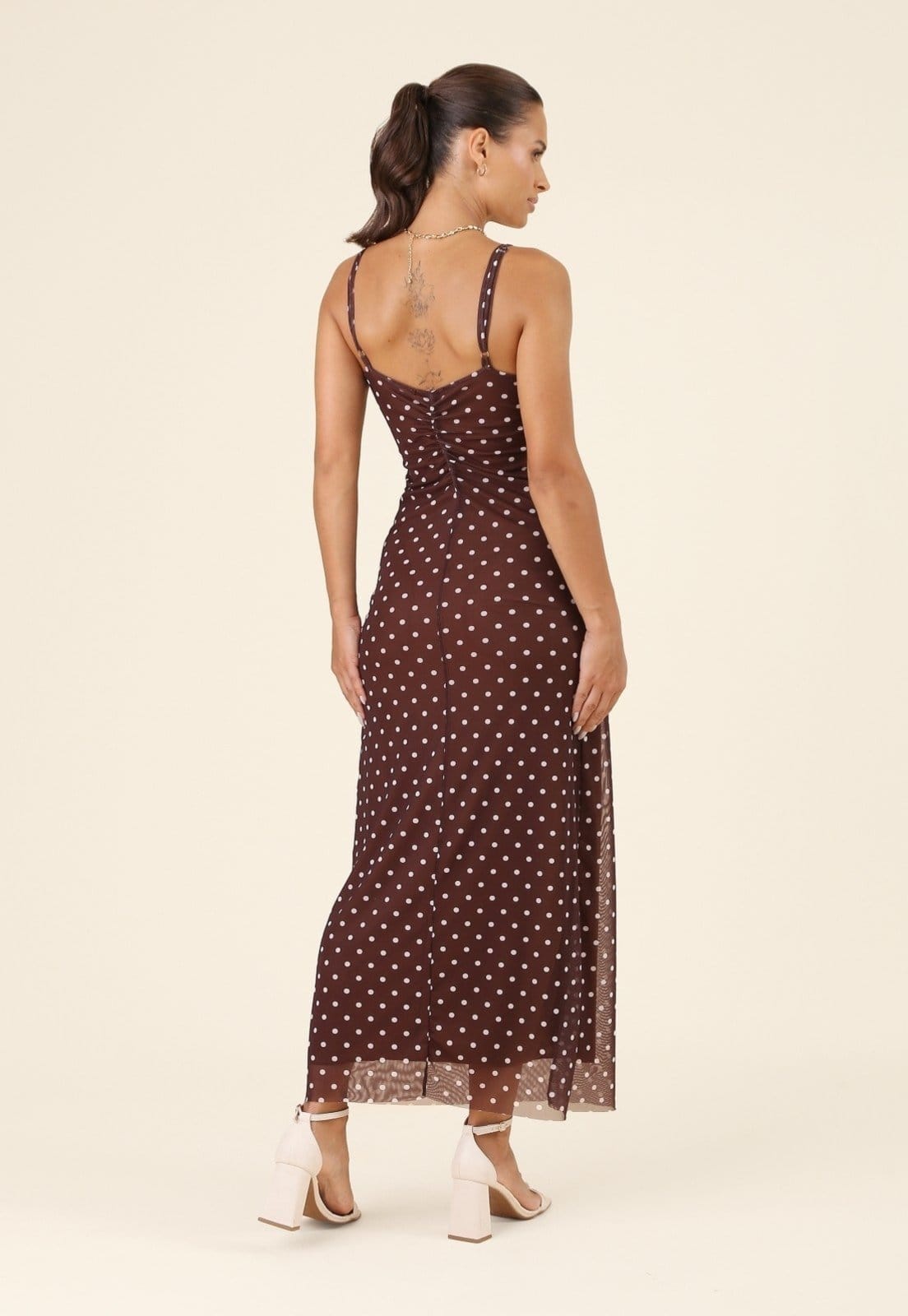 Vista 2 Vestido Midi Pop Me Em Tule Poá Cocoa Alça Franzido Lateral Pop Me marrom