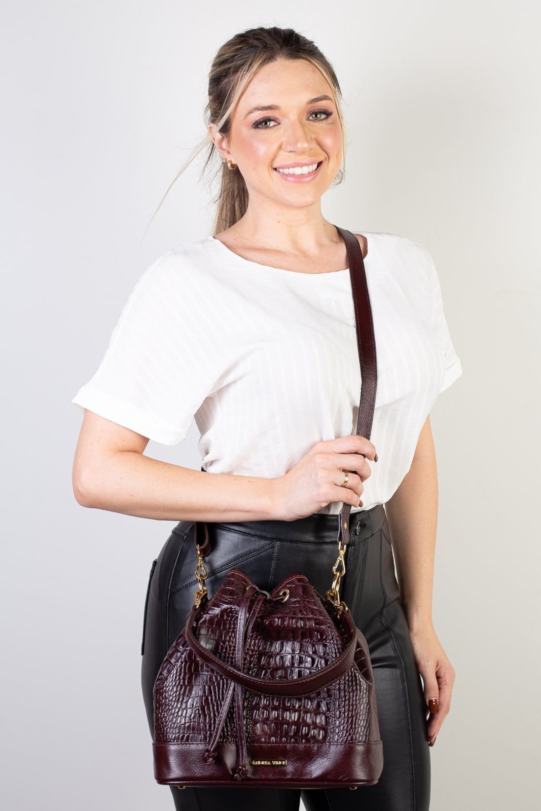 Vista 2 Bolsa Andrea Vinci Saco Em Couro Croco Nadia - Marsala Andrea Vinci azul