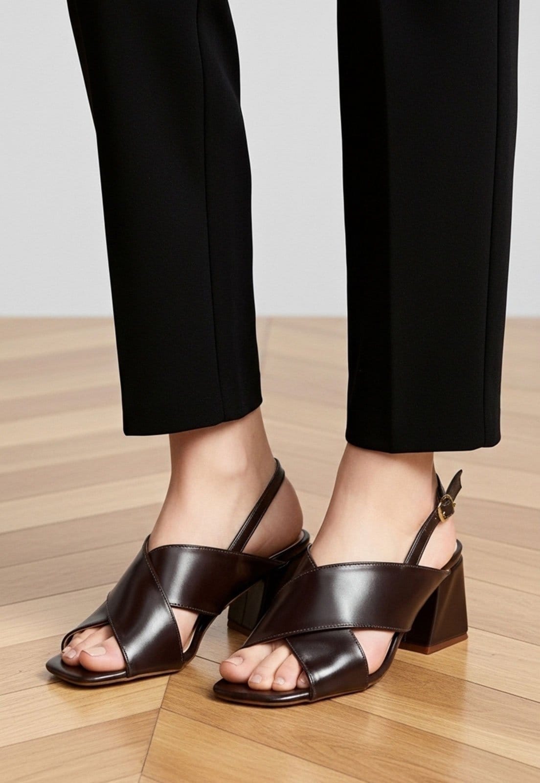 Vista 2 Sandália Salto Geométrico Feminina Atalia Shoes Madrid Rocha Tiras Grossas Cruzadas Tendência 2026 Atalia Shoes café