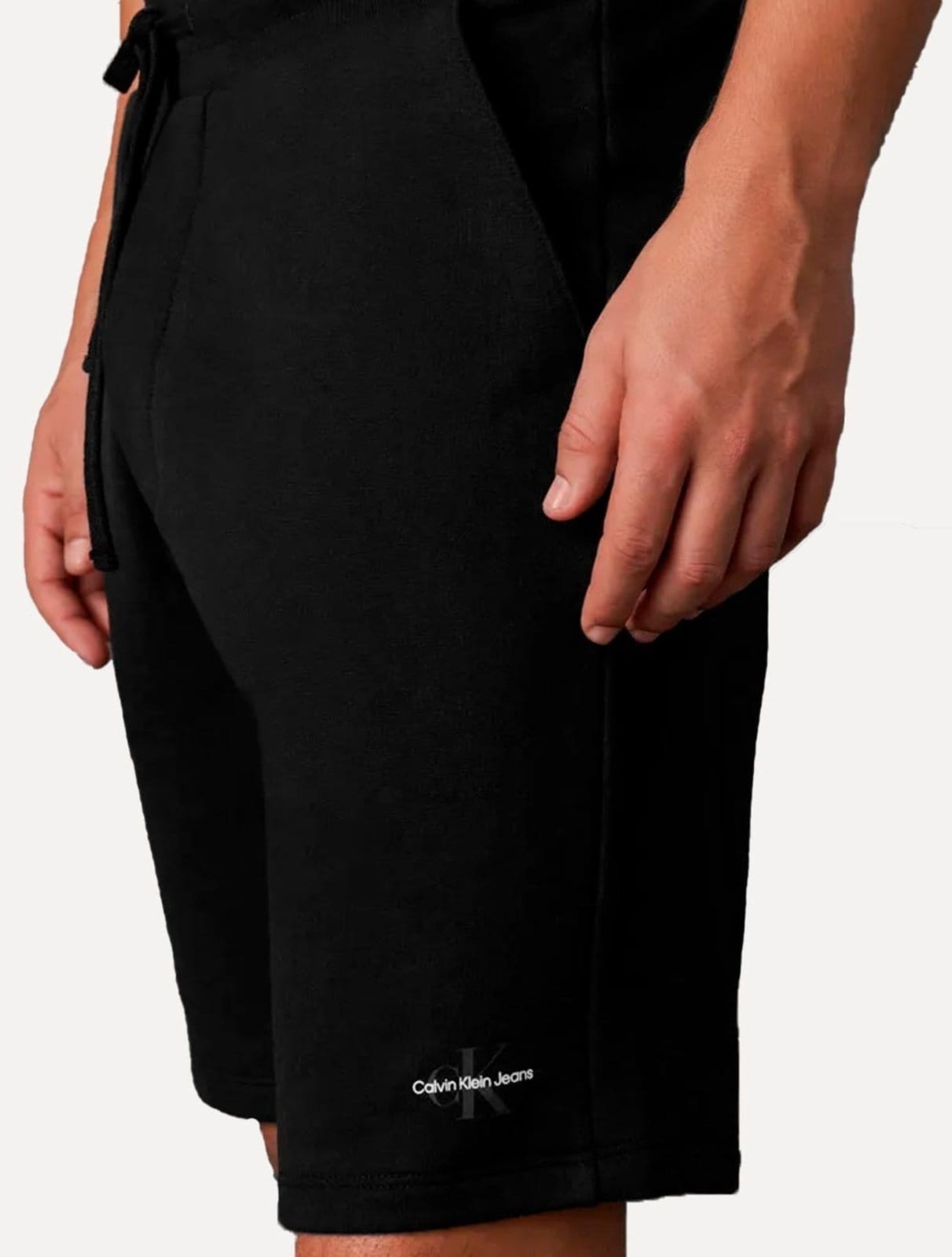 Vista 2 Bermuda Calvin Klein Jeans Moletom Cadarço RE Issue Preta Calvin Klein preto