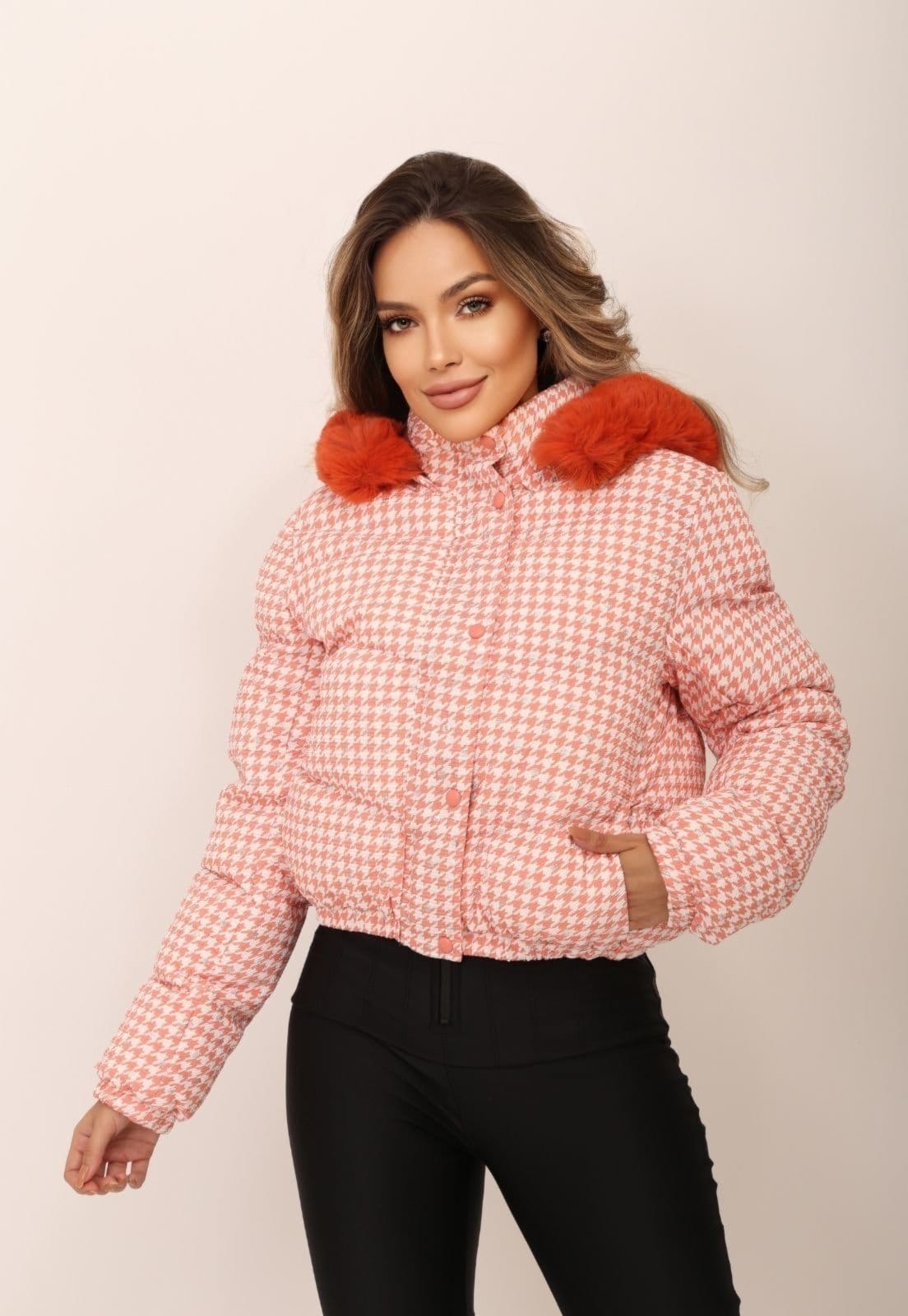 Vista 2 Jaqueta Puffer Xadrez Grossa Inverno Com Capuz Nathanny Cia do Vestido Cia do Vestido vermelho