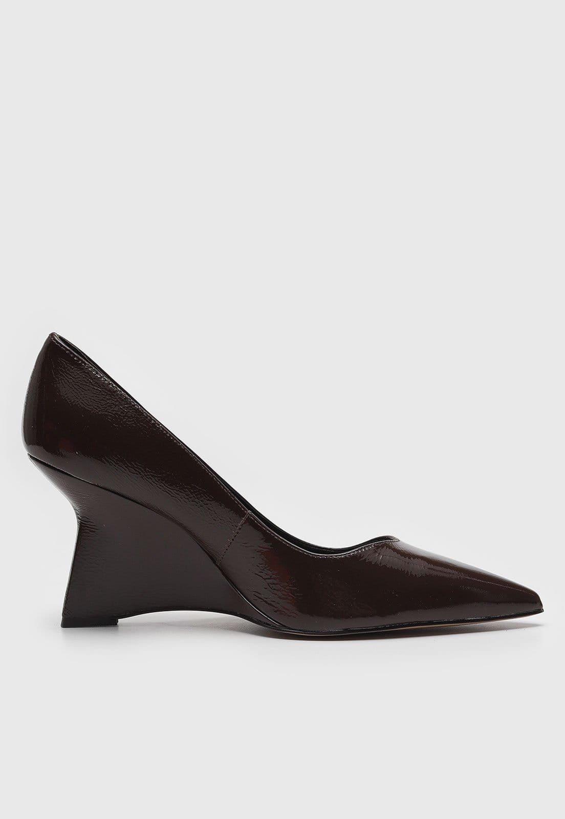 Vista 2 Scarpin Luiza Barcelos Verniz Luiza Barcelos café