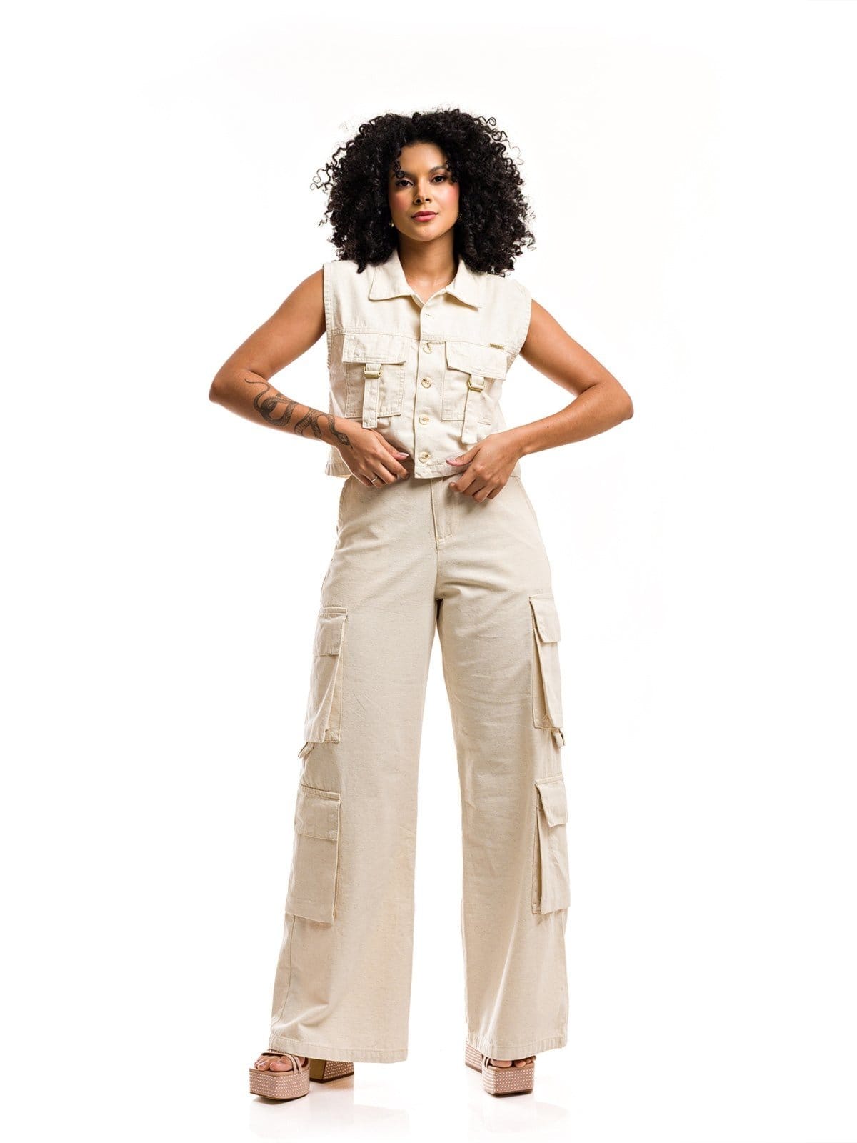 Vista 2 Conjunto Restrito Jeans Colete e Calça Pantalona Cargo de Linho Restrito Jeans bege