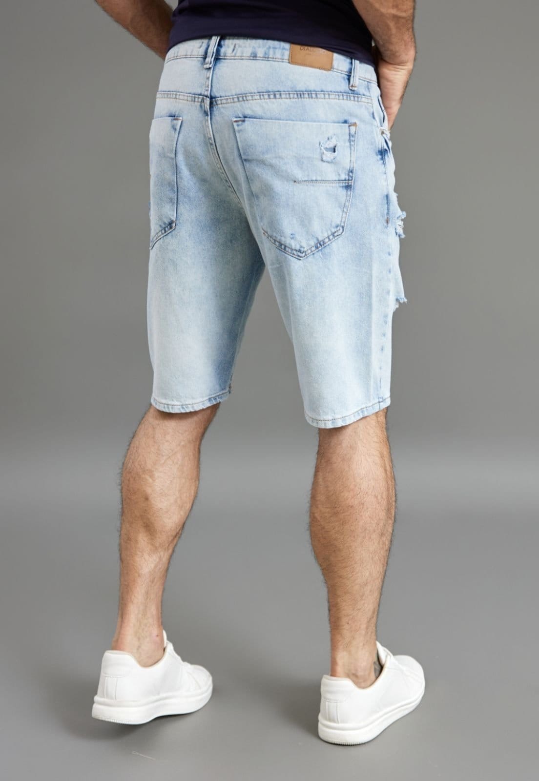 Vista 2 Bermuda Jeans Masculina Destroyed Delavê Slim Dialogo Dialogo Jeans azul