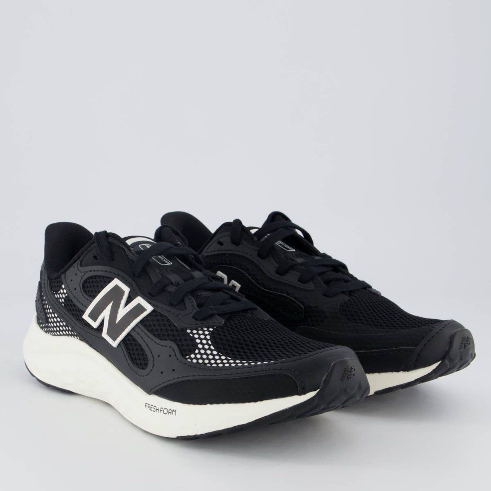 Vista 2 Tênis New Balance Fresh Foam Arishi V4 e Branco New Balance preto