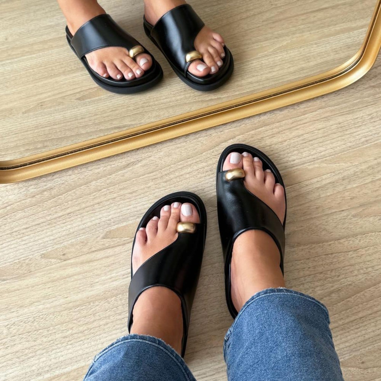 Vista 2 Olga - Rasteira Feminina Preta Dedo com Detalhe Dourado Damannu Shoes preto